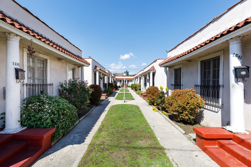 1641 W Adams Blvd, Los Angeles, CA 90007