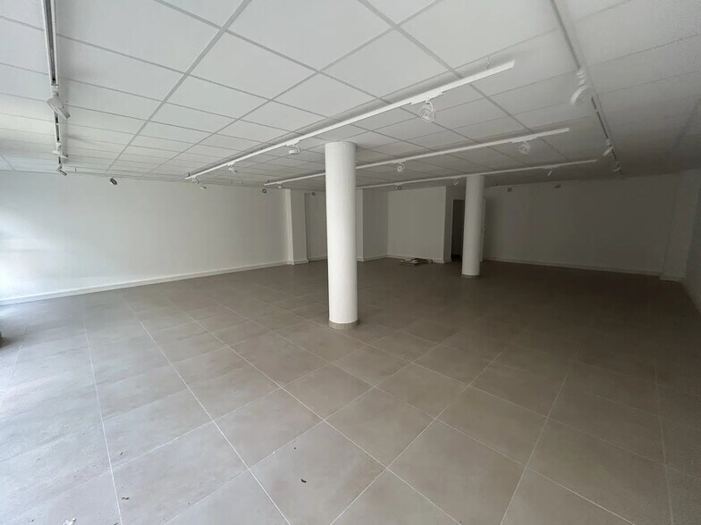 Retail in Chartres for lease - Interior Photo - Image 3 of 5