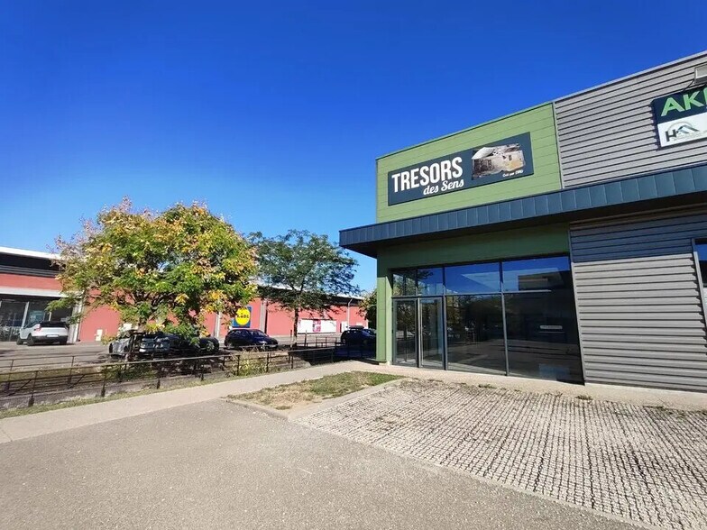 Retail in Bourgoin-Jallieu for lease - Building Photo - Image 1 of 4