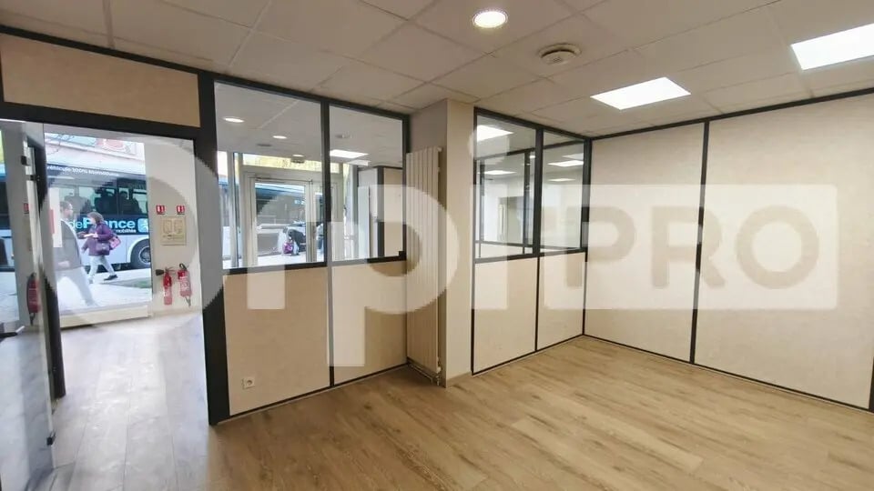 Retail in Melun for lease - Interior Photo - Image 2 of 8