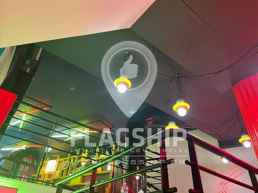 Retail in Paris for lease Interior Photo- Image 1 of 9