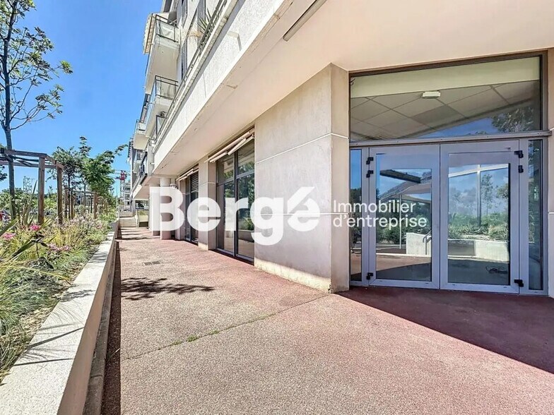 Retail in Antibes for lease - Building Photo - Image 1 of 15