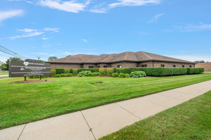 25990 Kelly Rd, Roseville, MI for lease - Building Photo - Image 2 of 3