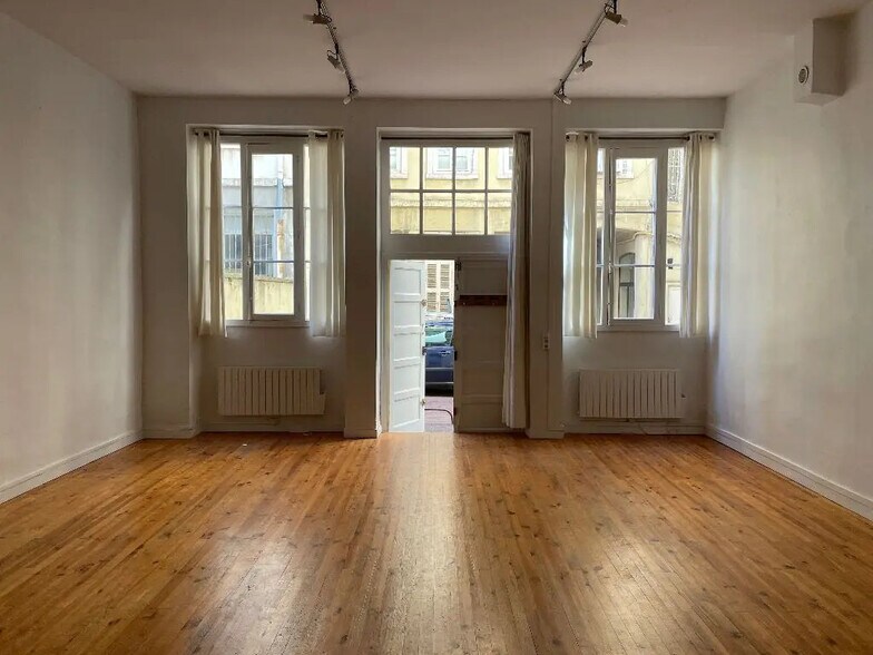 Office in Lyon for lease - Interior Photo - Image 2 of 4