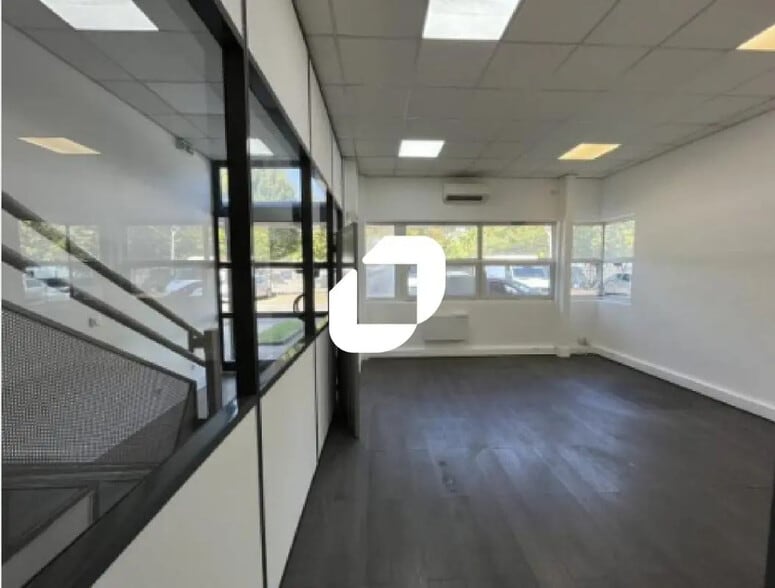 Office in Bondy for lease - Interior Photo - Image 2 of 11