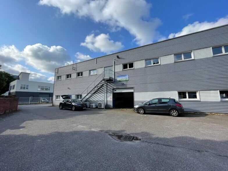 Flex in Le Petit-Quevilly for lease - Building Photo - Image 2 of 14