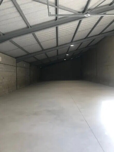 Industrial in Eyguières for lease - Interior Photo - Image 3 of 3