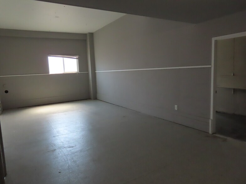 180 3rd st, Harrisburg, OR for lease - Building Photo - Image 2 of 9