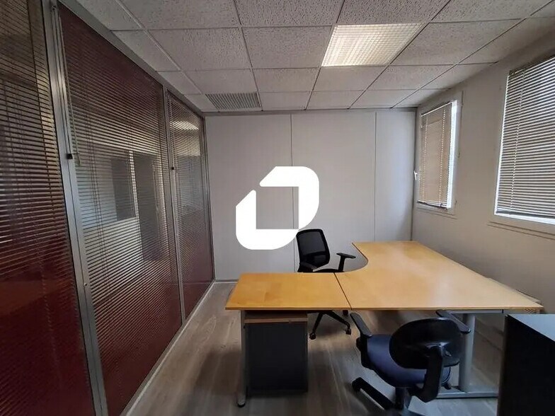 Office in Montrouge for lease - Interior Photo - Image 2 of 30