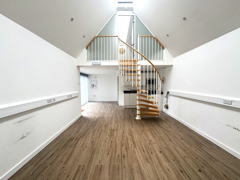 2A St Johns Hill Grove, London for lease - Interior Photo - Image 2 of 6