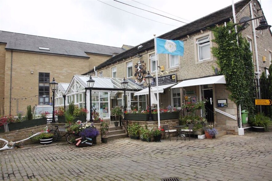 11-15 Beast Market, Huddersfield for lease - Primary Photo - Image 1 of 2