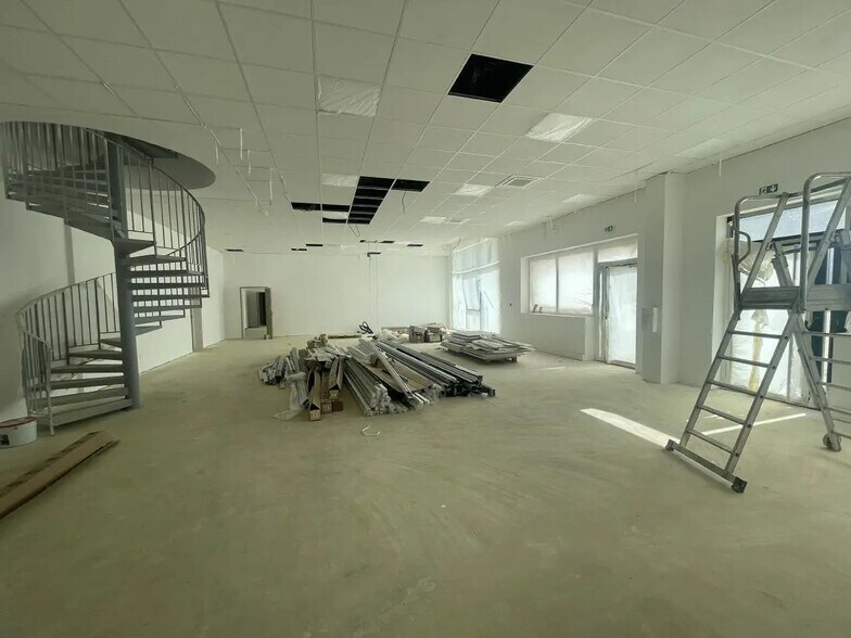 Flex in Villebon-sur-Yvette for sale - Building Photo - Image 2 of 7