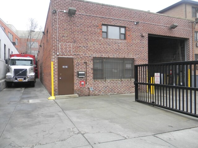 5424 73rd Pl, Maspeth, NY for sale Primary Photo- Image 1 of 1