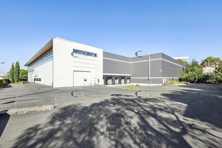 Flex in Romainville for lease - Building Photo - Image 1 of 28