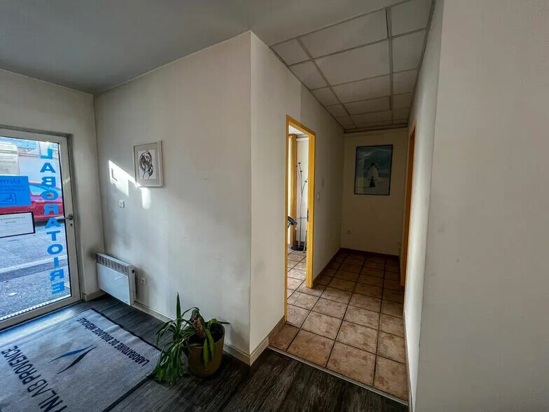 Retail in Maubec for lease - Interior Photo - Image 2 of 10