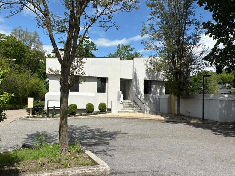 9 Hunts Ln, Chappaqua, NY for lease - Building Photo - Image 3 of 13