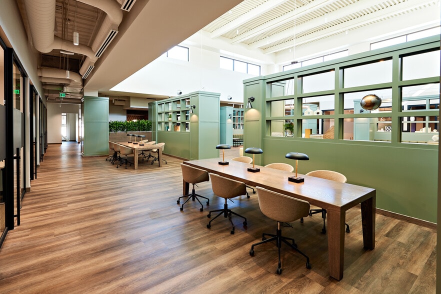 9002 Six Pines Dr, Shenandoah, TX for lease - Interior Photo - Image 2 of 17