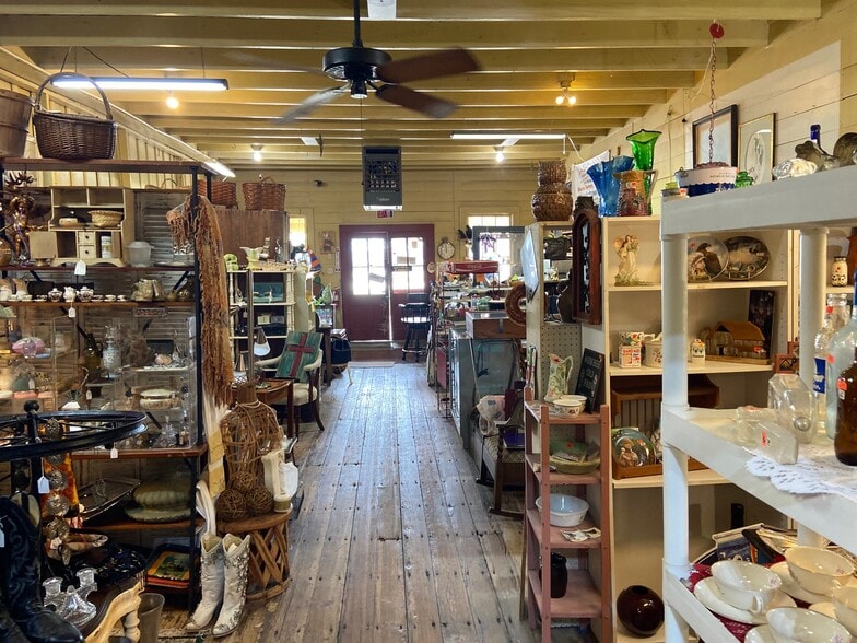 108 Thigpen St, Carmine, TX for sale - Building Photo - Image 3 of 13