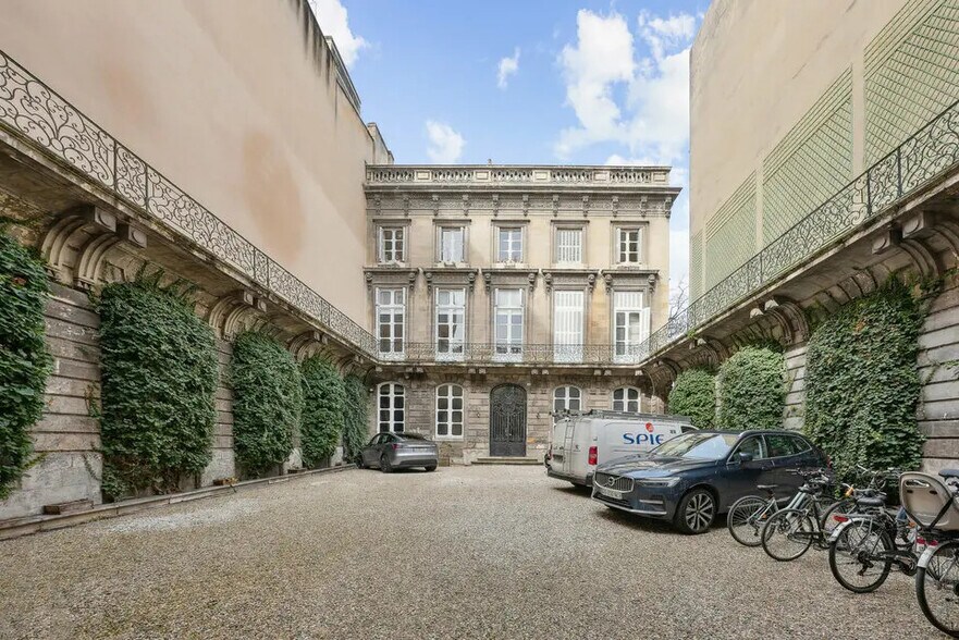 Office in Paris for lease - Building Photo - Image 2 of 8