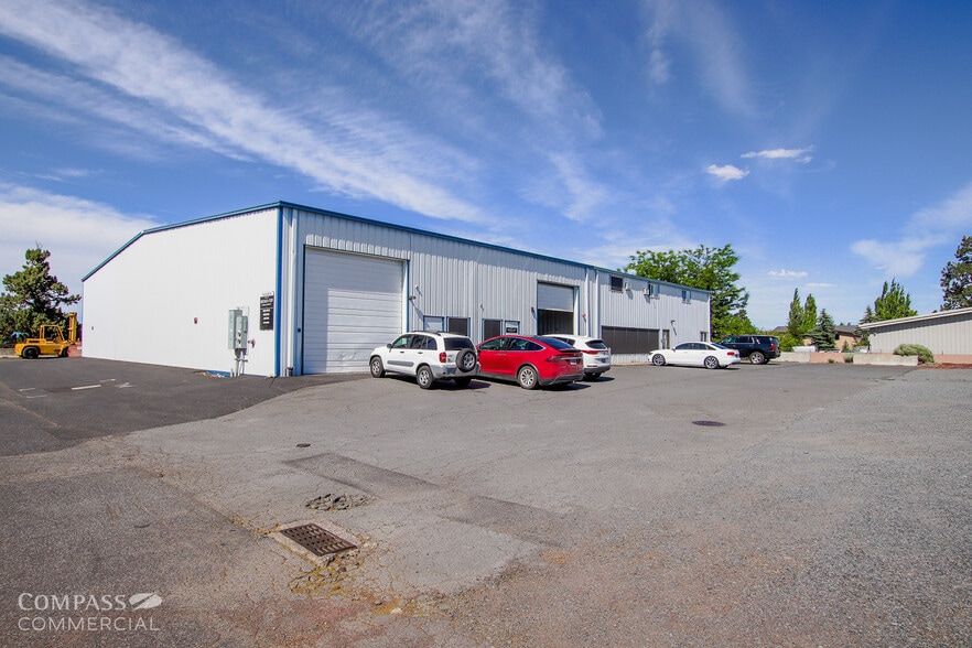 62980 Boyd Acres Rd, Bend, OR for lease - Building Photo - Image 2 of 24