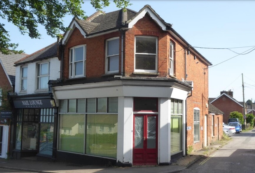 22 Chalet Hl, Bordon for sale - Primary Photo - Image 1 of 1