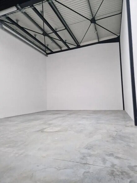 Flex in Pontoise for lease - Building Photo - Image 1 of 11