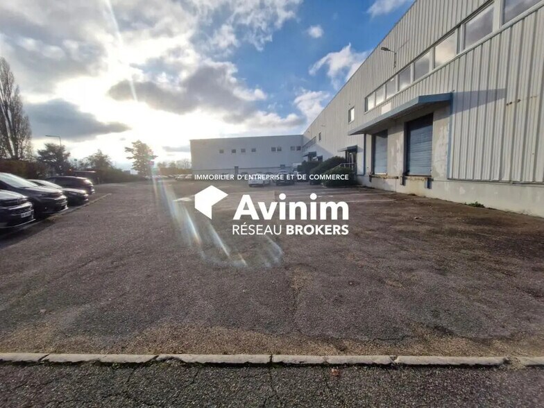 Industrial in Louvres for lease - Building Photo - Image 1 of 9