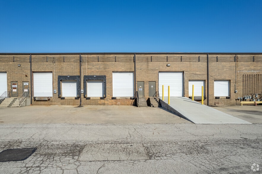 6950 Engle Rd, Middleburg Heights, OH for lease - Building Photo - Image 2 of 6