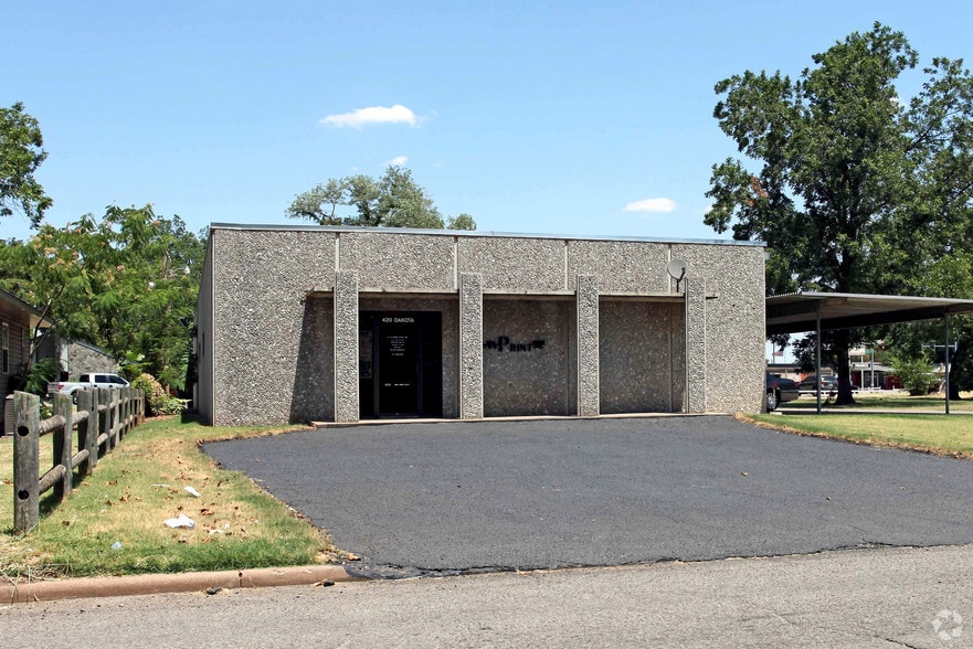 420 W Dakota Ave, Chickasha, OK for sale - Building Photo - Image 1 of 16