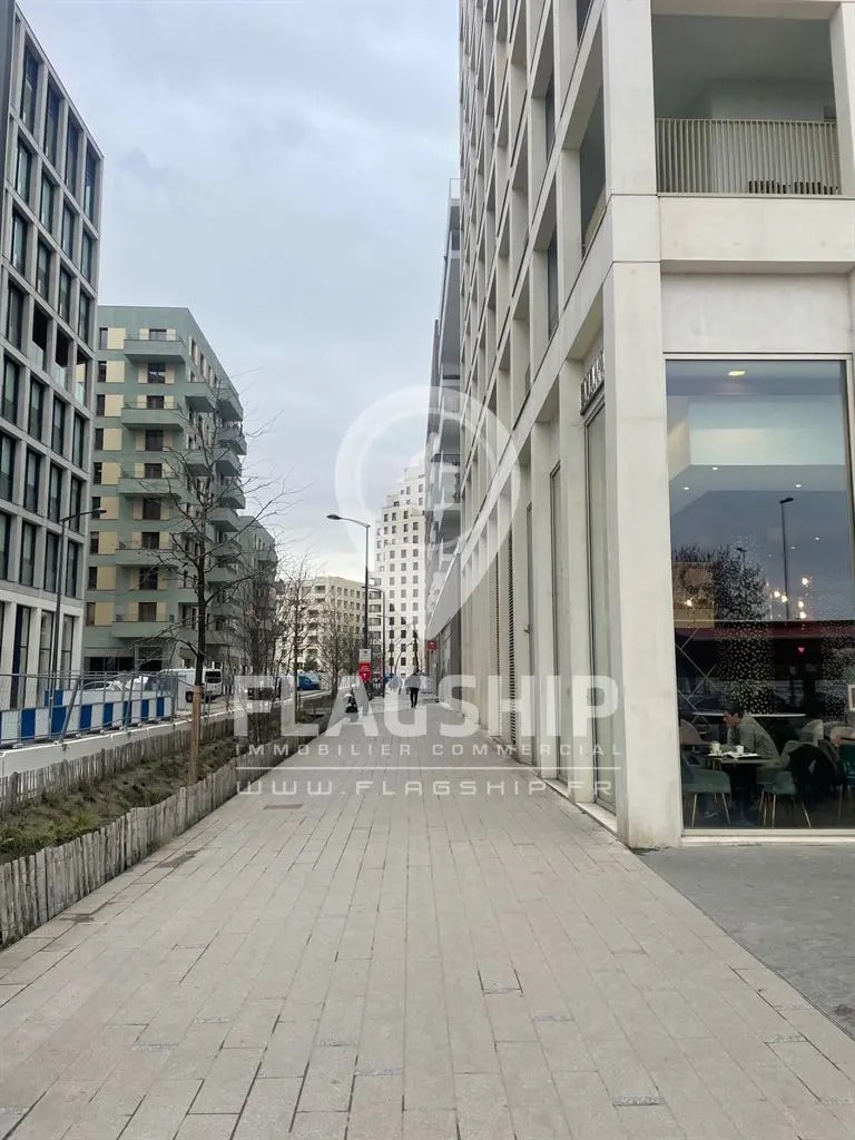 Retail in Asnières-sur-Seine for lease Building Photo- Image 1 of 2