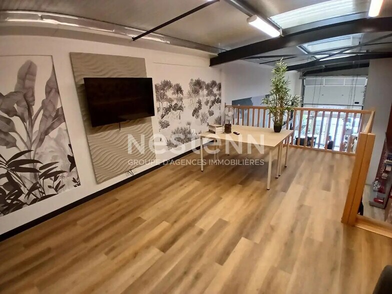 Retail in Vannes for lease - Interior Photo - Image 2 of 3