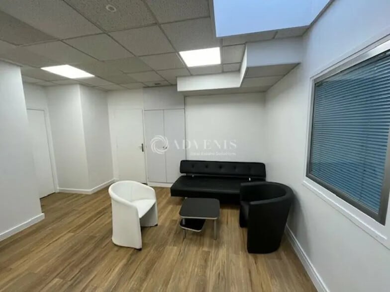 Office in Trappes for lease - Interior Photo - Image 3 of 8
