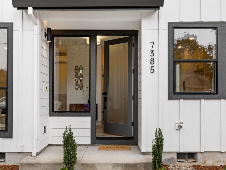 7387 Mobile Ave, Portland, OR for sale - Building Photo - Image 2 of 19