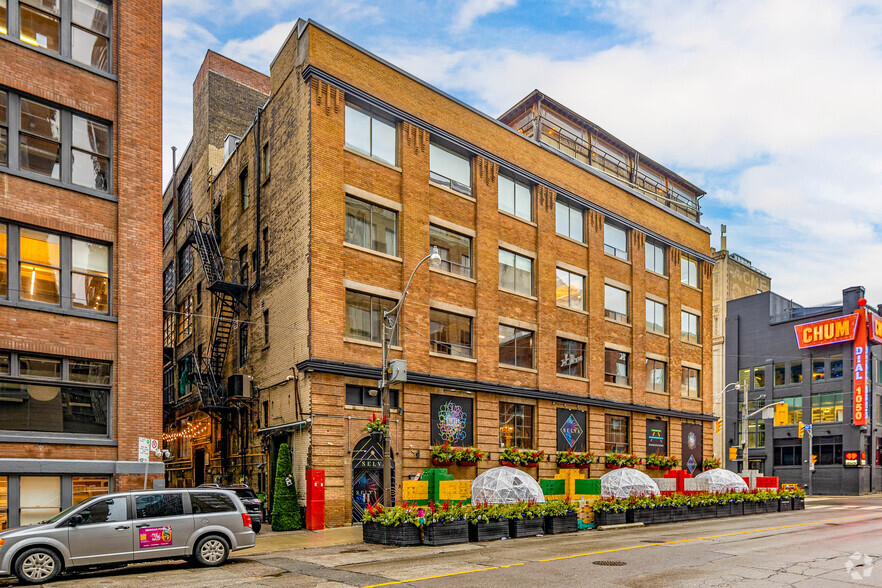 217-225 Richmond St W, Toronto, ON for lease - Building Photo - Image 3 of 5