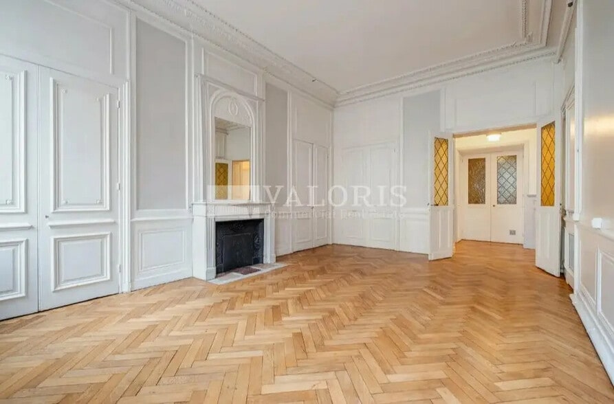 Office in Lyon for sale - Interior Photo - Image 1 of 6