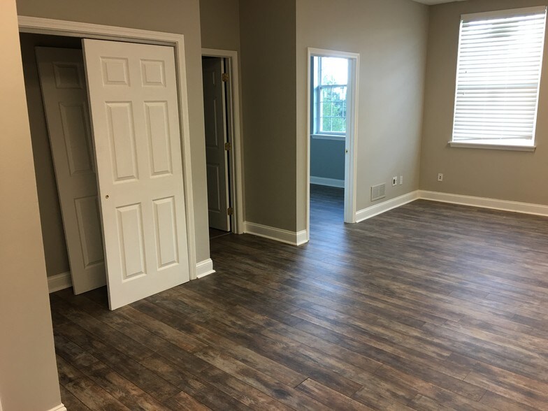 12305 Westport Rd, Louisville, KY 40245