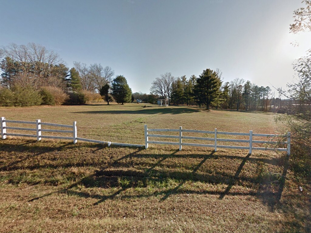 818 Tracy Grove Rd, Flat Rock, NC 28731