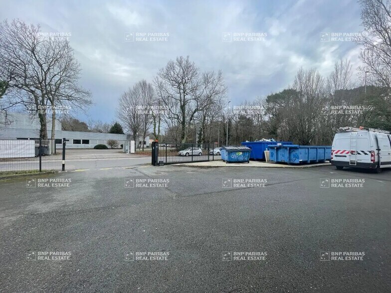Flex in Pessac for lease - Building Photo - Image 2 of 18