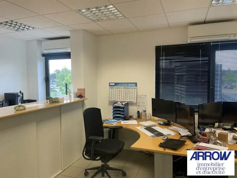 Flex in LES SORINIÈRES for lease - Building Photo - Image 3 of 6