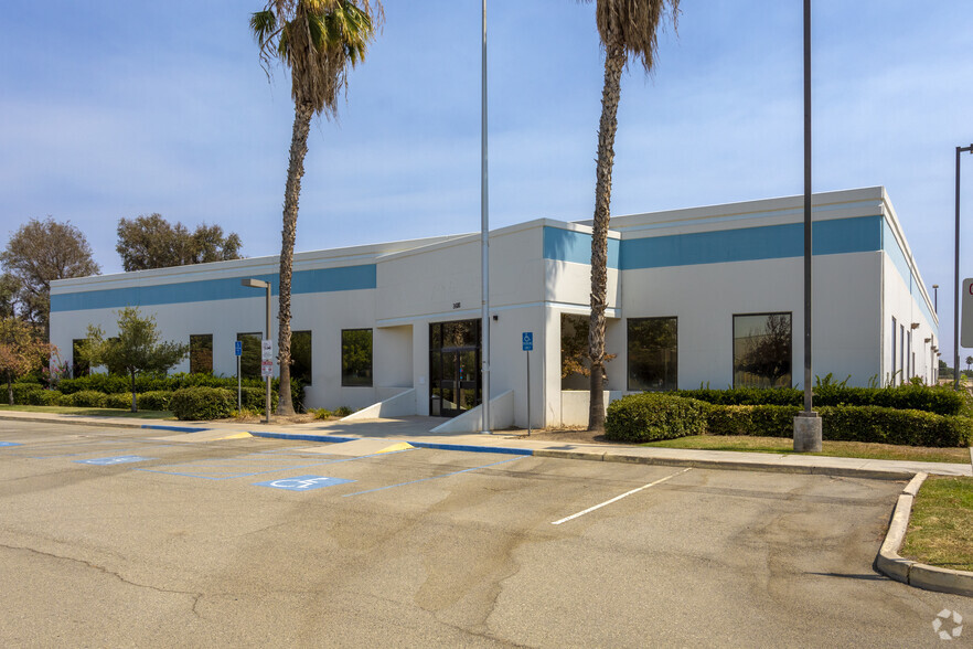 3600 N Sillect Ave, Bakersfield, CA for lease - Building Photo - Image 1 of 4