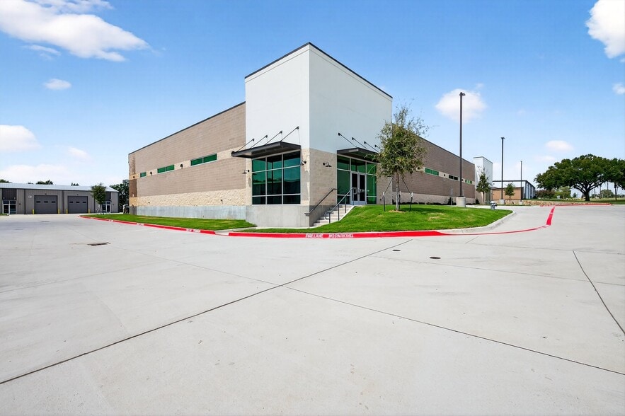 304 W Progress Dr, Sherman, TX for lease - Building Photo - Image 1 of 14