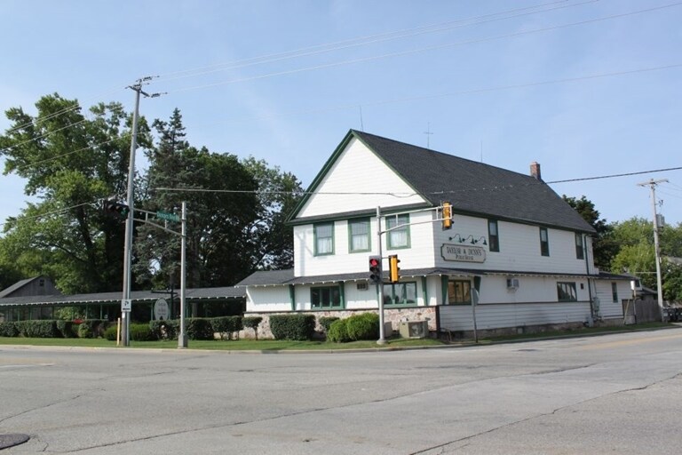 10365 N Cedarburg Rd, Mequon, WI 53092