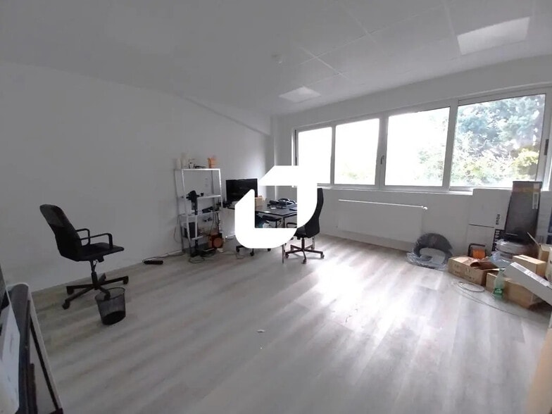 Office in Neuilly-sur-Marne for lease - Interior Photo - Image 2 of 9