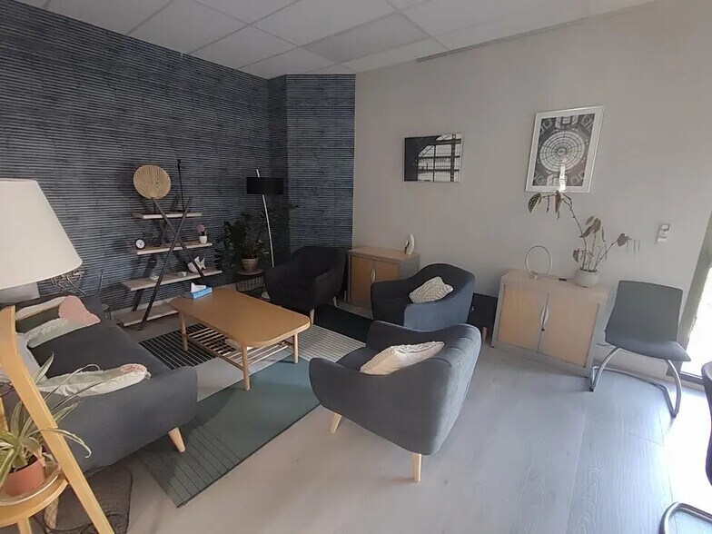 Office in Bourgoin-Jallieu for sale - Building Photo - Image 3 of 7