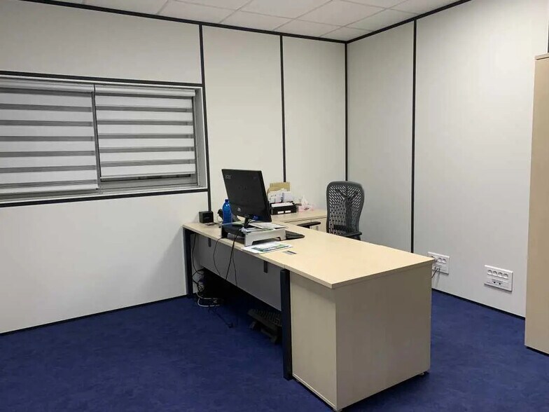 Office in Chaingy for lease - Interior Photo - Image 2 of 14