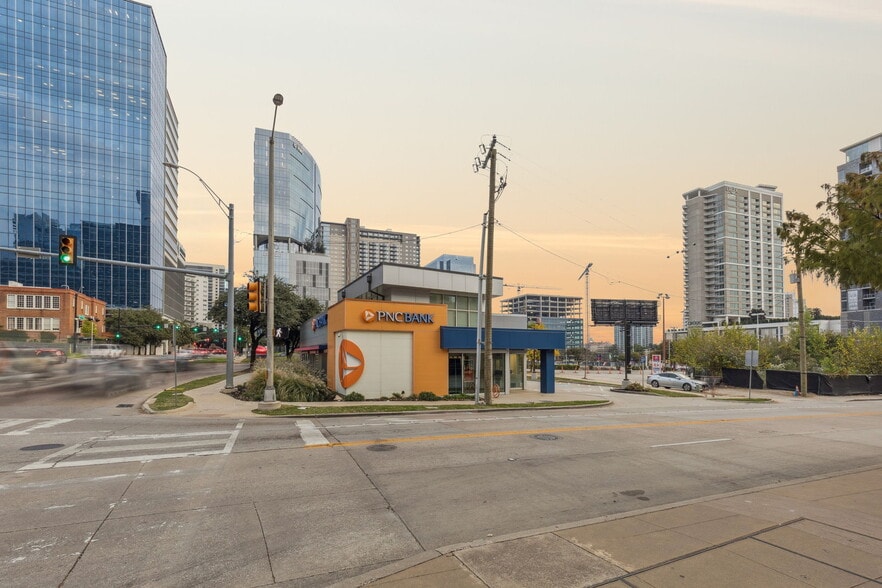 2635 Harry Hines Blvd, Dallas, TX for sale - Building Photo - Image 2 of 10