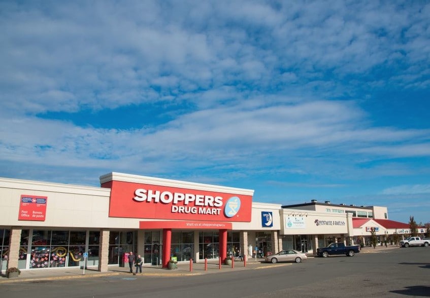 1111 Shoppers Row, Campbell River, BC for lease - Building Photo - Image 2 of 3