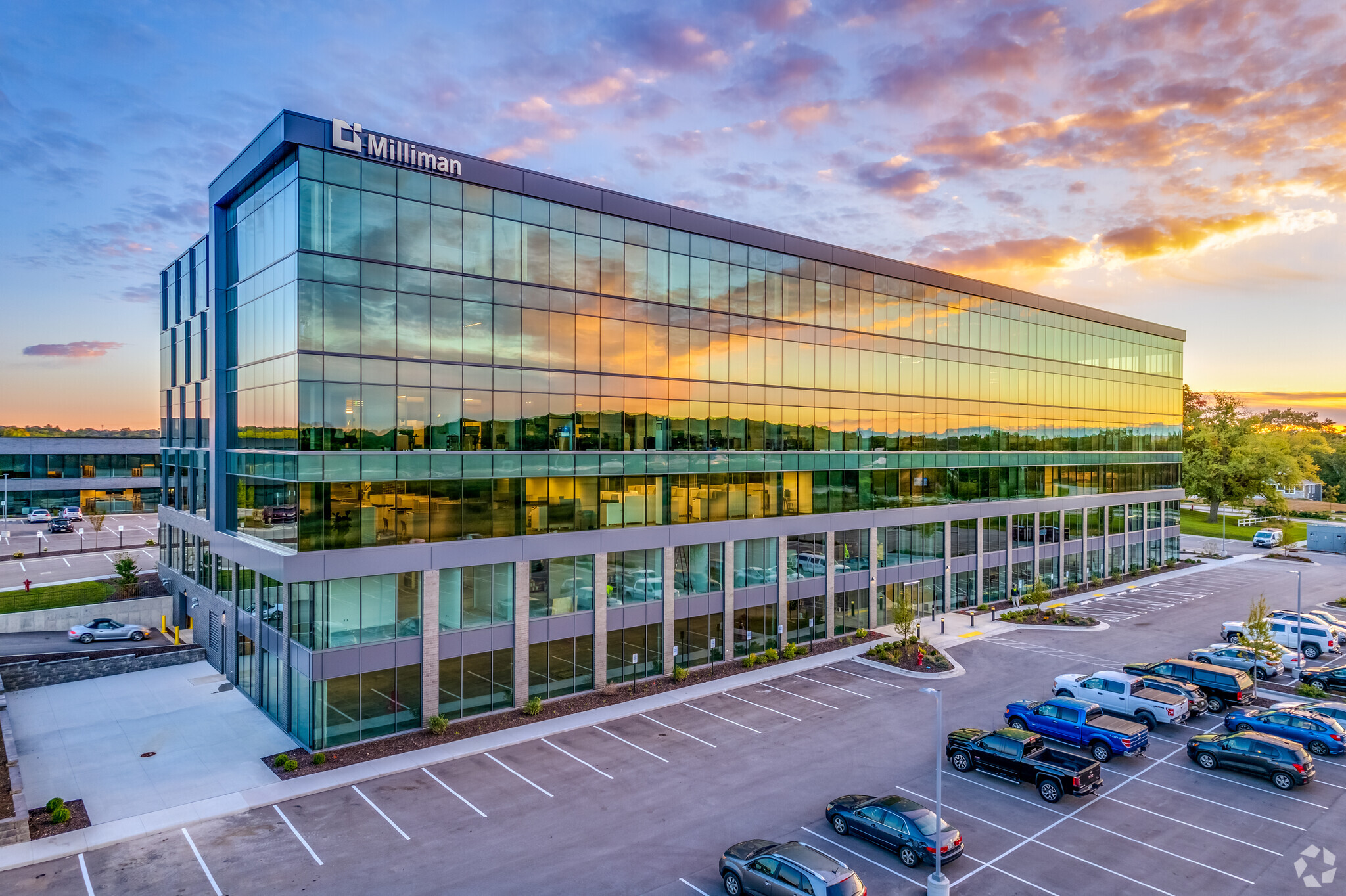 17335 Golf Pkwy, Brookfield, WI for lease Building Photo- Image 1 of 33