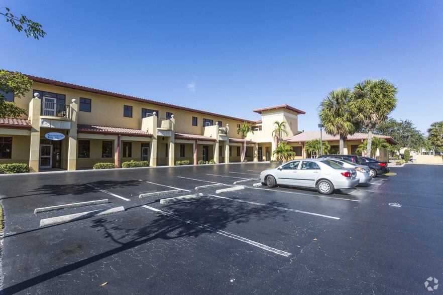 20 Barkley Cir, Fort Myers, FL for sale - Building Photo - Image 3 of 9