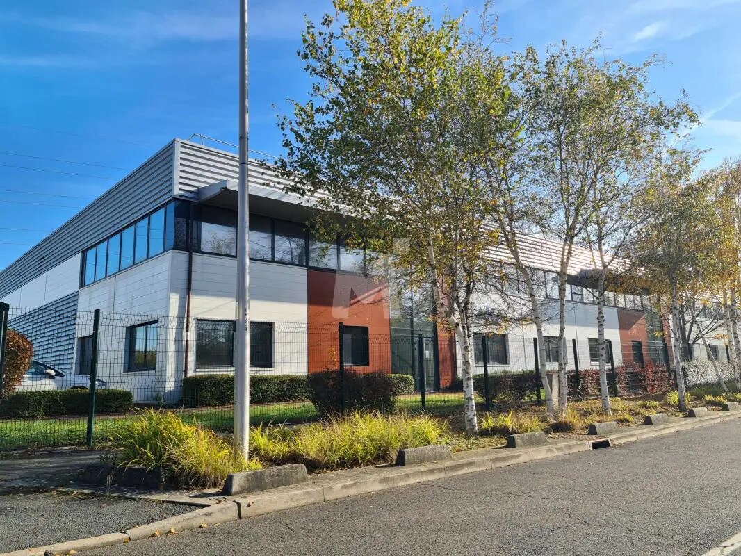 Flex in Lisses for lease Building Photo- Image 1 of 7